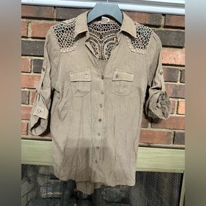 🛍️ cute lace top button down shirt with 3/4 roll up sleeve.